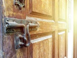 fechadura vintage asiática na porta de madeira com efeito de luz solar foto