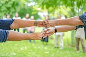 mão mantém juntos na comunidade no parque do jardim. foto