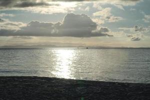 incrível luz dourada do crepúsculo no mar e praia na ilha de munnok, tailândia. foto