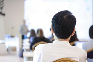 homem tailandês asiático ouviu e prestou atenção ao palestrante em evento de conferência e seminário. foto