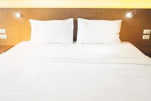 roupa de cama de pano branco em hotel moderno e limpo