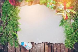 cartão de natal em branco sobre fundo de textura de madeira com outros itens de decoração foto