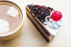 bolo de chocolate com xícara de café foto