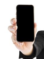 um homem de negócios está mostrando a tela do celular em branco. foto é isolada sobre o traçado de recorte branco e incluído.