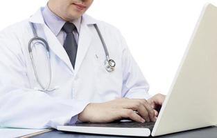 médico masculino está trabalhando com laptop isolado sobre fundo branco foto