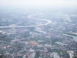 foco suave da vista aérea da cidade de bangkok e do rio chao phraya com sobreposição de nevoeiro matinal, capital da tailândia foto