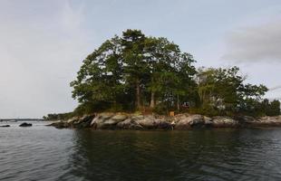 ilha rochosa acidentada em casco bay maine foto