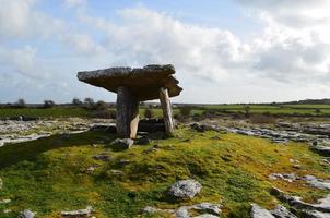 dólmen de poulnabrone na Irlanda foto