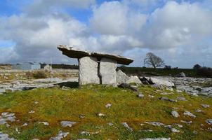 túmulo de poulnabrone na irlanda foto