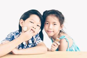 foto de estilo vintage de crianças asiáticas estão comendo sorvete