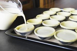 senhora cozinhando torta de ovo caseira - pessoas com conceito de padaria de sobremesa favorito foto