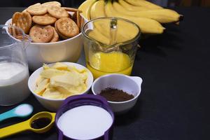 fundo de ingradiente de torta banoffee - conceito de padaria caseira foto