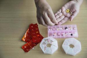 mulher se prepara para comer pílula de remédio diário periódico - saúde de pessoas com conceito de pílulas de remédio foto