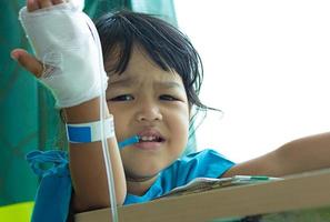 crianças asiáticas doença sentar em uma cadeira no hospital