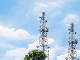torres de telecomunicações com céu azul e fundo de nuvens foto