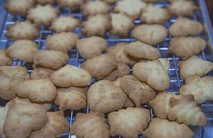 biscoitos caseiros prontos para comer, comida e conceito de fundo de padaria foto