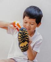 um menino está feliz limpando seu sapato foto