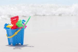 balde de brinquedo na praia de areia limpa