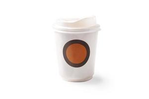 xícara de café quente feita de papel isolado sobre fundo branco - objeto isolado sobre fundo branco com traçado de recorte foto