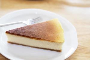 cheesecake de nova york na mesa de madeira branca - conceito de padaria caseira