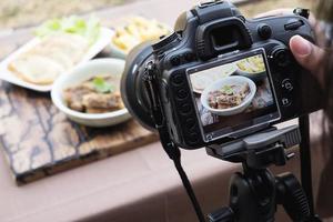 pessoas usando câmera digital tirando fotografia de comida ou produto de vídeo foto