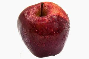 maçã fresca isolada com gota de água, concentre-se na parte superior foto