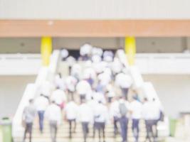 foto borrada de estudante lotado está andando no andar de cima para a sala de exames