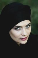 retrato de uma linda mulher muçulmana. jovem mulher árabe em hijab. foto