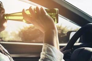 mulher bebendo cerveja enquanto dirige um carro foto