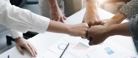 negócios panorâmicos de trabalho em equipe juntam o conceito de mãos dadas, equipe de negócios de mãos dadas, trabalho voluntário de caridade. pessoas se juntando para negócios de sucesso de cooperação. foto