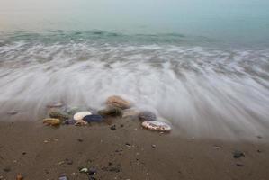 bela paisagem com natureza e mar na grécia foto