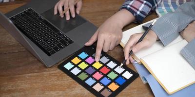 criatividade criativa gráfica de designer trabalhando juntos colorindo usando mesa digitalizadora e uma caneta na mesa com o colega foto