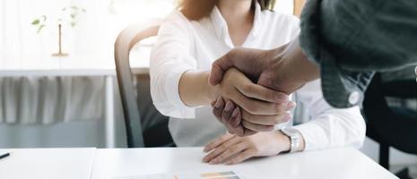 uma imagem de close-up de uma empresa apertando as mãos em um acordo de cooperação empresarial no escritório. conceito de negócios de cooperação e sucesso foto