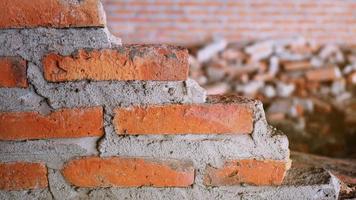 canteiro de obras não convencional a alvenaria foi negligenciada, irresponsável, não progredindo, apenas meio acabado. algumas partes, as paredes tinham superfícies ásperas. foto