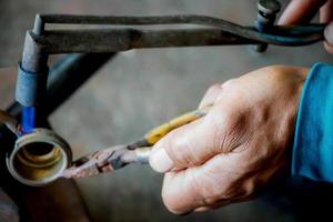 mãos de mecânico trabalhando foto