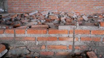 close-up dos escombros de um edifício industrial desmoronando em uma pilha de concreto e tijolo. e os destroços irregulares causados pela falha dos engenheiros na construção abandonada. foto