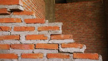 canteiro de obras não convencional a alvenaria foi negligenciada, irresponsável, não progredindo, apenas meio acabado. algumas partes, as paredes tinham superfícies ásperas. foto