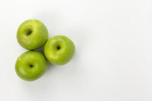 frutas verdes orgânicas saudáveis e maçãs verdes nageral isoladas no fundo branco, frutas frescas de maçãs para a saúde, usadas na publicidade do conceito de frutas foto