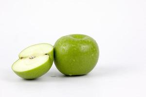 uma maçã verde fresca e metade cortada isolada no fundo branco, profundidade de campo total e design de traçado de recorte foto
