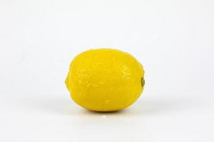 um limão amarelo isolado no fundo branco, uma fruta cítrica de limão fresco com traçado de recorte. profundidade de campo total foto