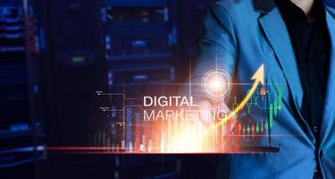 conceito de marketing digital. homem de negócios analisando marketing na internet on-line, planejamento de negócios, negócios digitais on-line, análise do mercado de ações on-line, tendência ascendente do gráfico de ações, negociação de ações digitais. foto