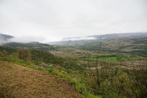 vale verde em um dia de neblina foto