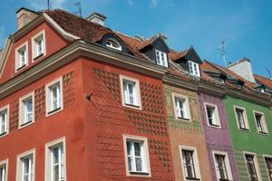 belas casas tradicionais na praça principal de poznan. Polônia foto