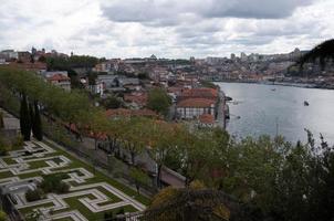 bela vista aérea de jardins geométricos e porto ao fundo foto