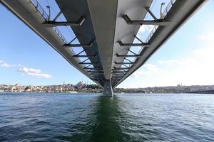 ponte de metro de chifre de ouro em istambul, turquia foto