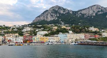 vista geral da ilha de capri em nápoles, itália foto