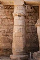 coluna no templo medinet habu em luxor, egito foto