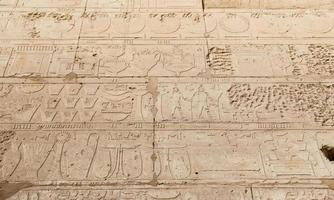 hieróglifos no templo de karnak, luxor, egito foto