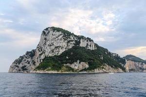penhasco na ilha de capri em nápoles, itália foto
