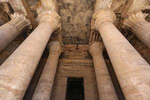 colunas no templo de edfu, edfu, egito foto